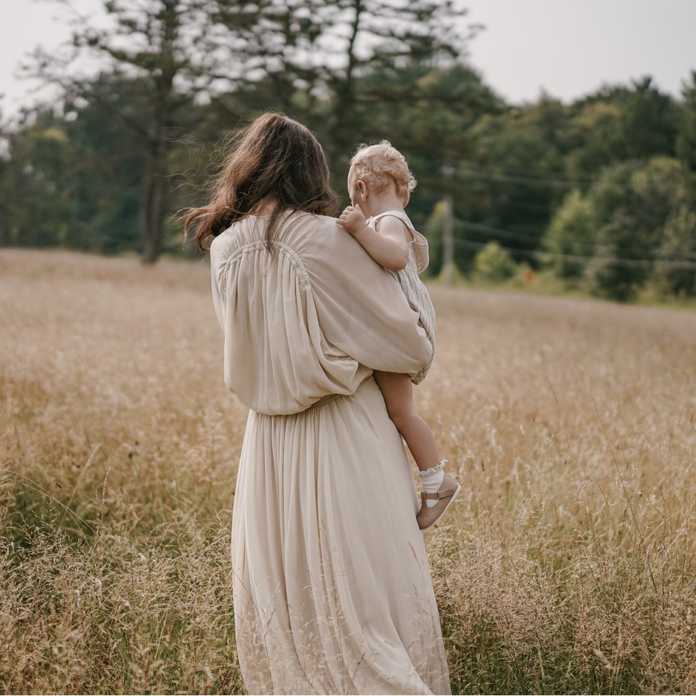 Beautiful elegant chiffon sheet flowy dress, perfect for maternity photos.